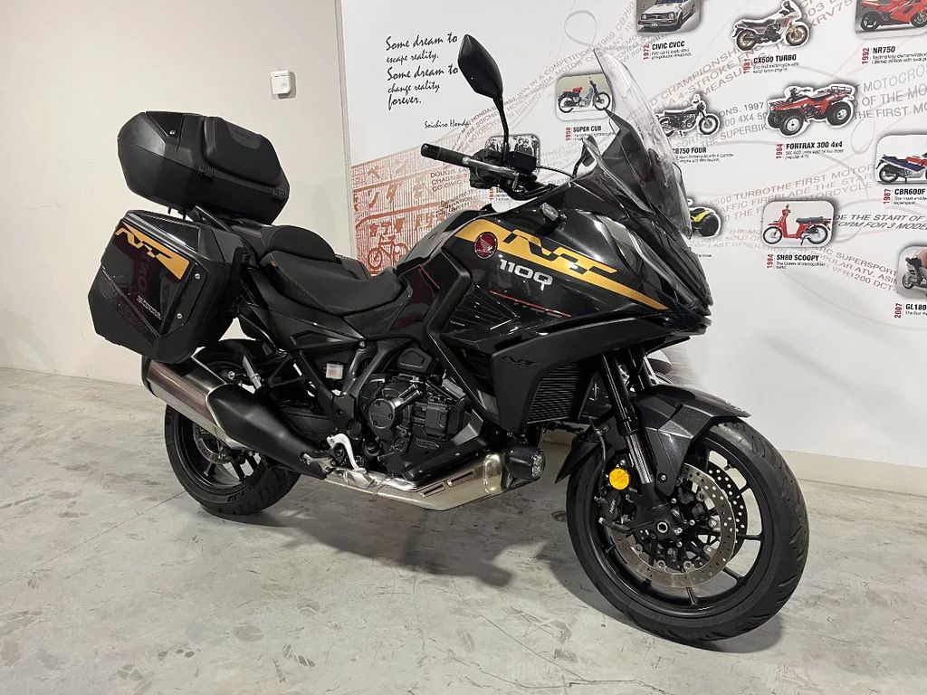  NT1100 DCT met voyage pack en stickerset