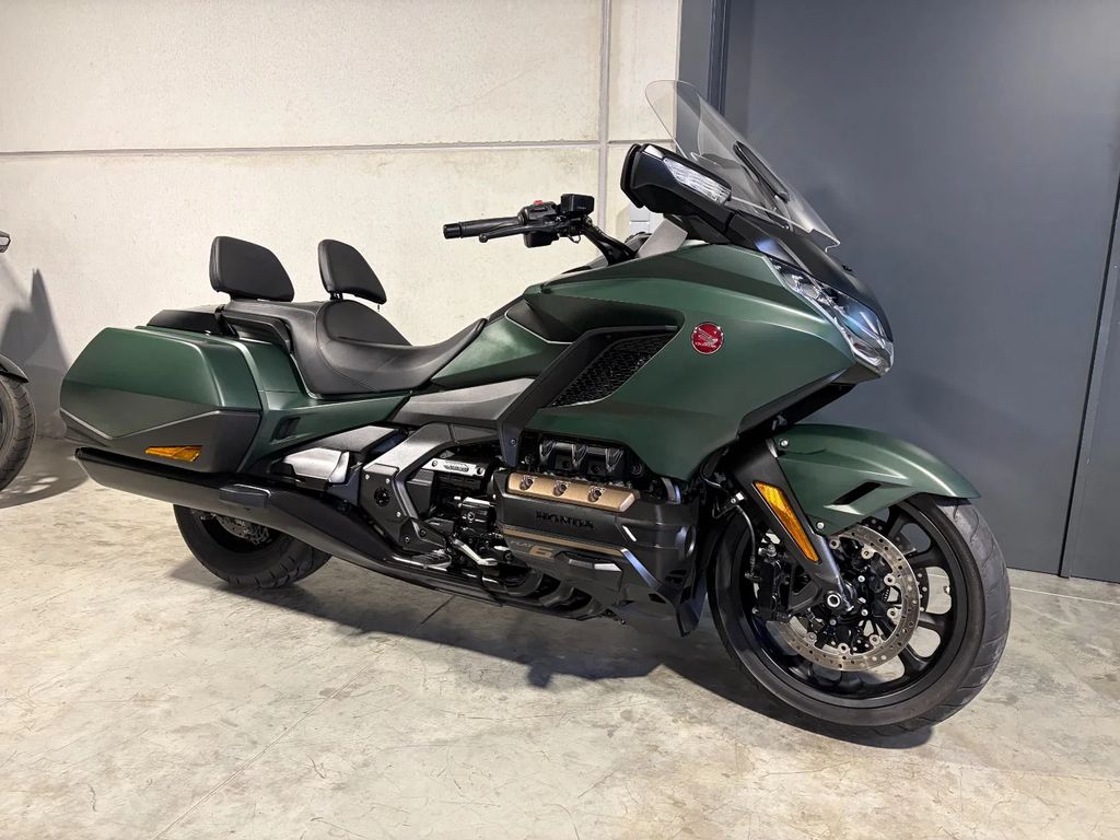  GL 1800 Goldwing DCT bagger