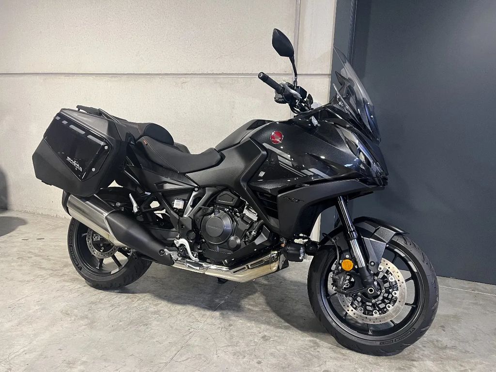  NT1100 met quikshifter en extra's